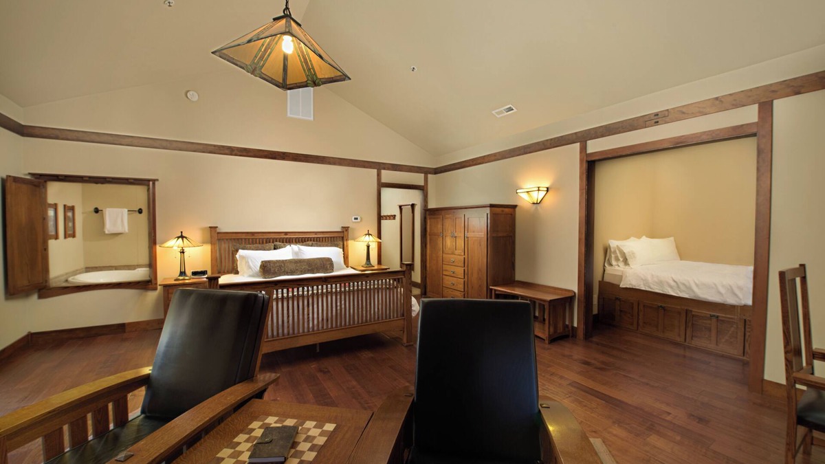 Sisters Hotel | FivePine Lodge & Cabins - Caboose Cabin