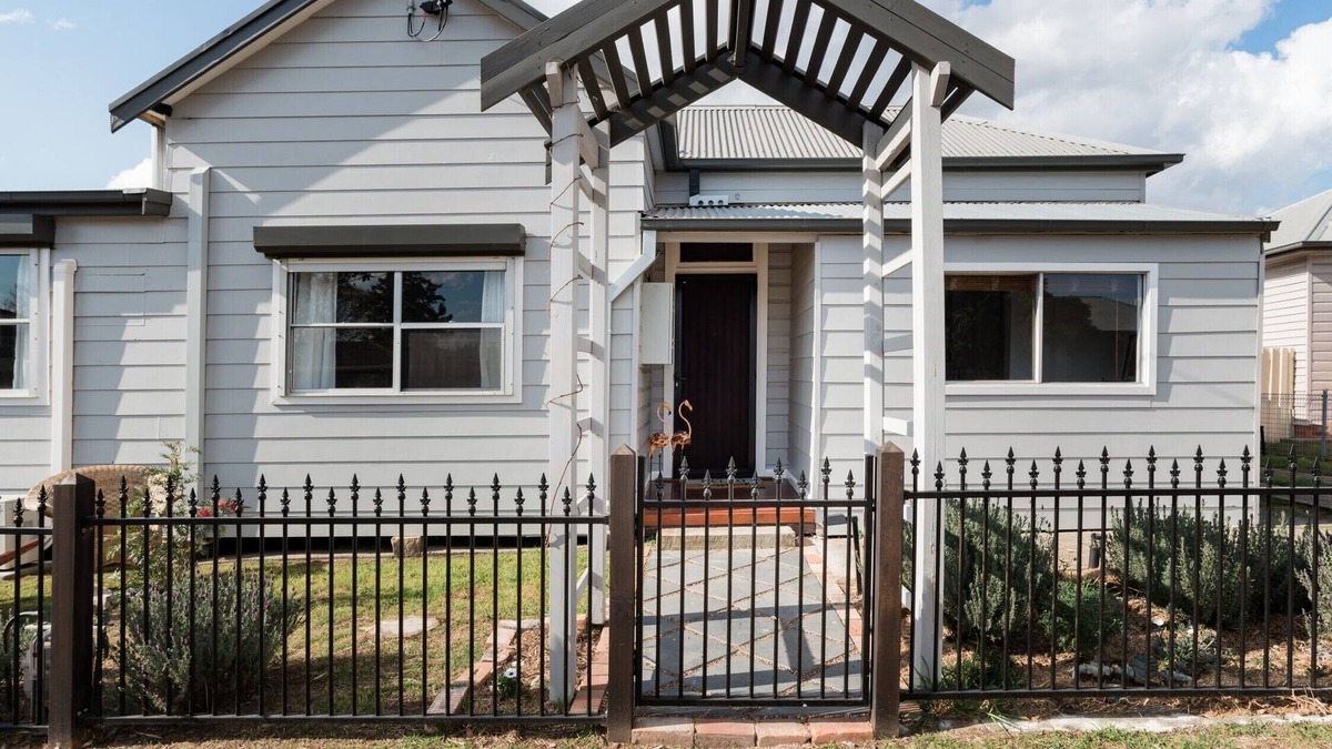 Cessnock House | Flamingo House - 7 mins to Pokolbin wineries, dog friendly, fully fenced