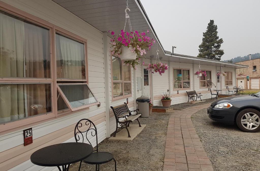 East Kootenay Hotel | Flamingo Motel