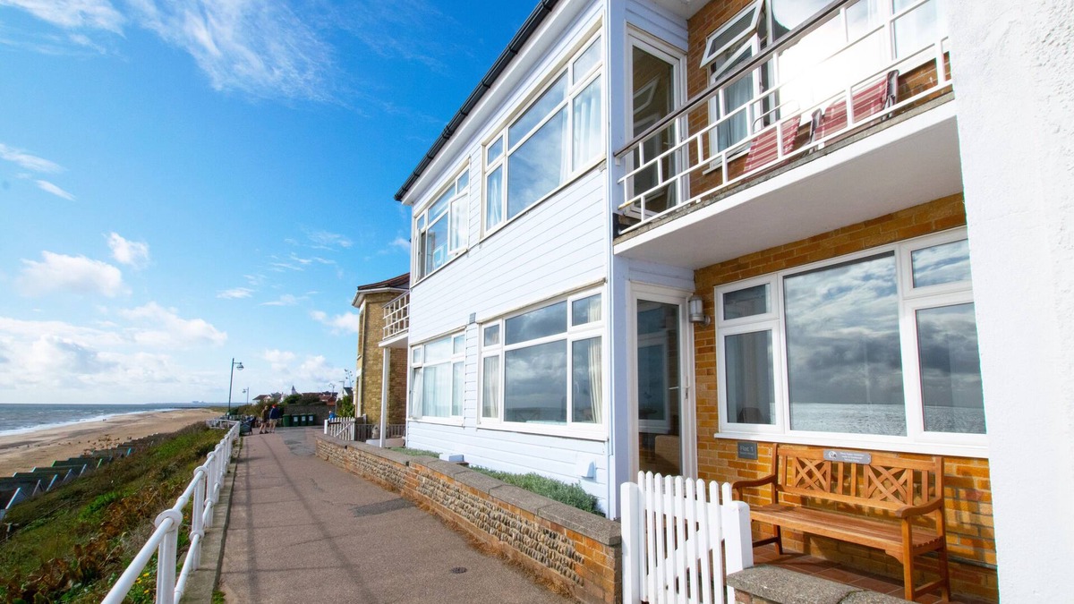 Southwold Apartment | Flat 1 Beach House, 4 East Cliff