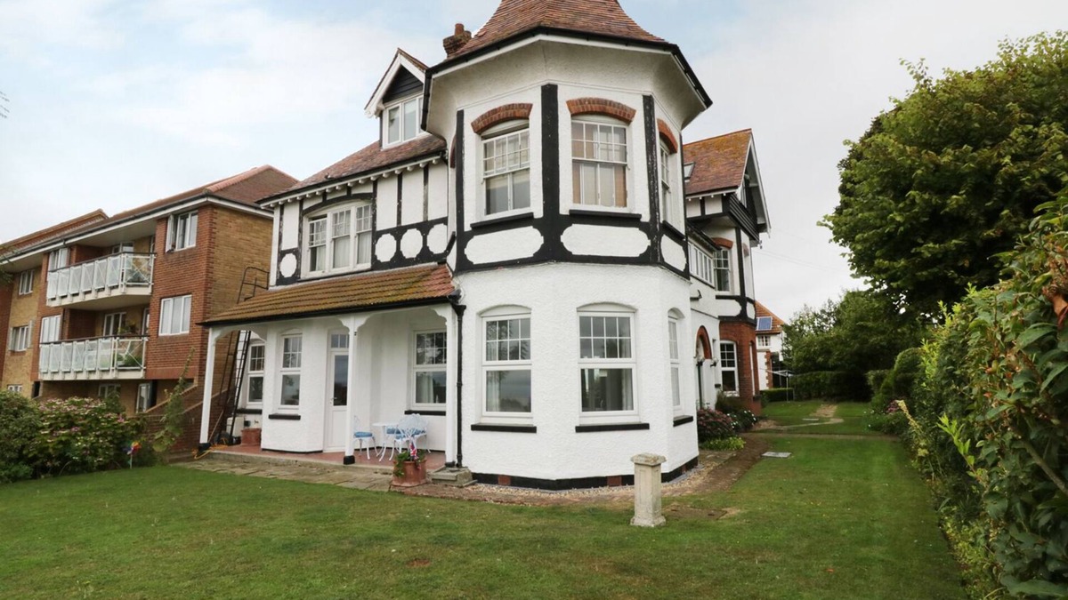Frinton-on-Sea Cottage | FLAT 1, CAMBRIDGE COURT, family friendly in Frinton-On-Sea