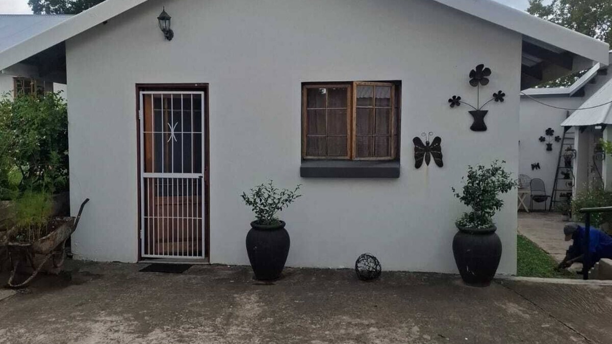 Ladybrand Apartment | Flat 3 @ 33 On Loop, Ladybrand - Cosy 2 Bedroomed, 2 Bathroom, Lounge & Kitchen.