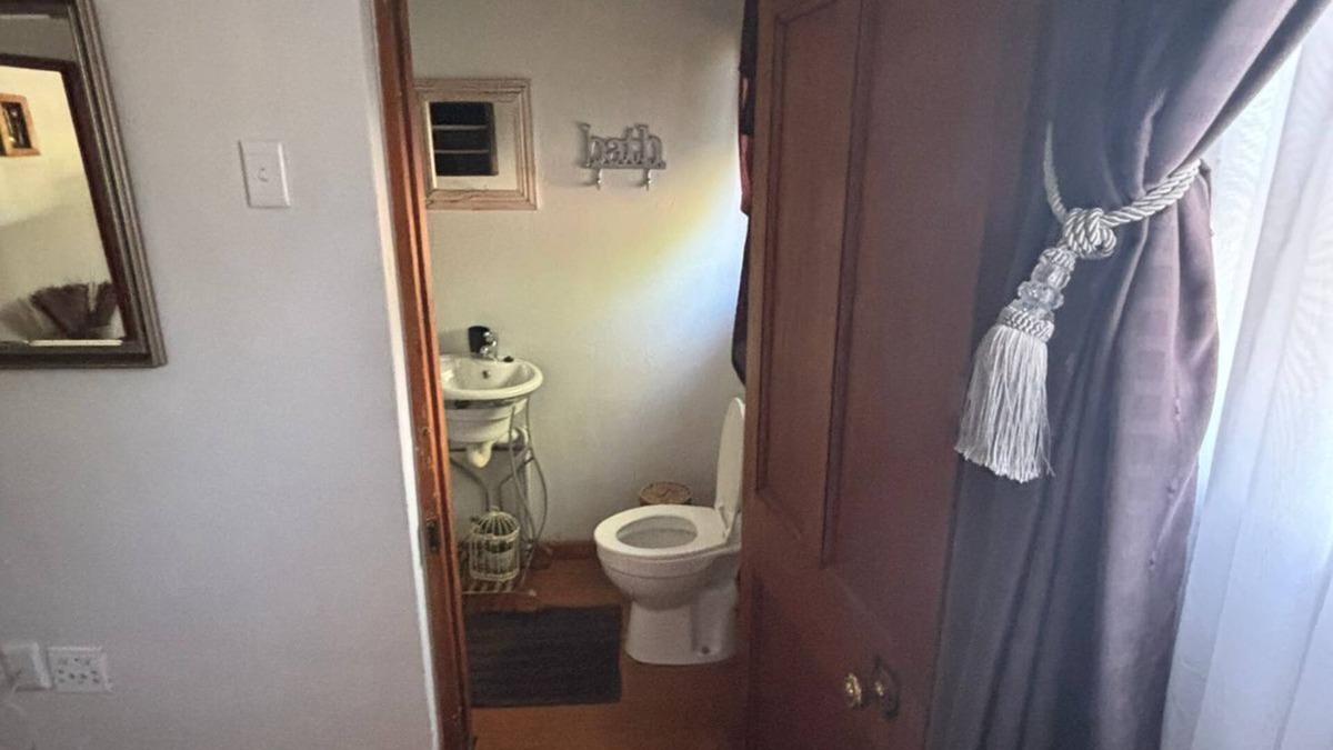Ladybrand Apartment | Flat 4 @ 33 On Loop, Ladybrand - Cosy 2 Bedroomed, 2 Bathroom, Lounge & Kitchen.