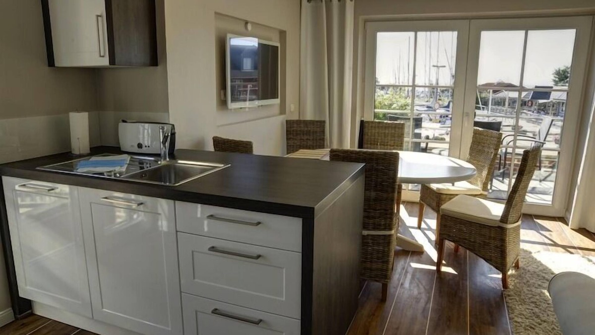 Lemkenhafen Apartment | Flat 4 with balcony and view of the marina