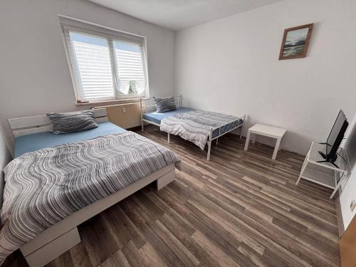 Zeitz Apartment | flat for 7 full kitchen Smart TV&WIFI 3 rooms