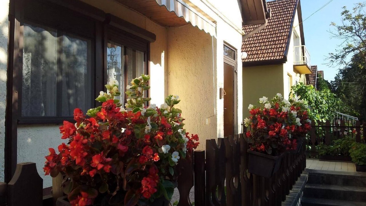 Fonyod Apartment | Flat in Fonyód with terrace, garden and barbecue