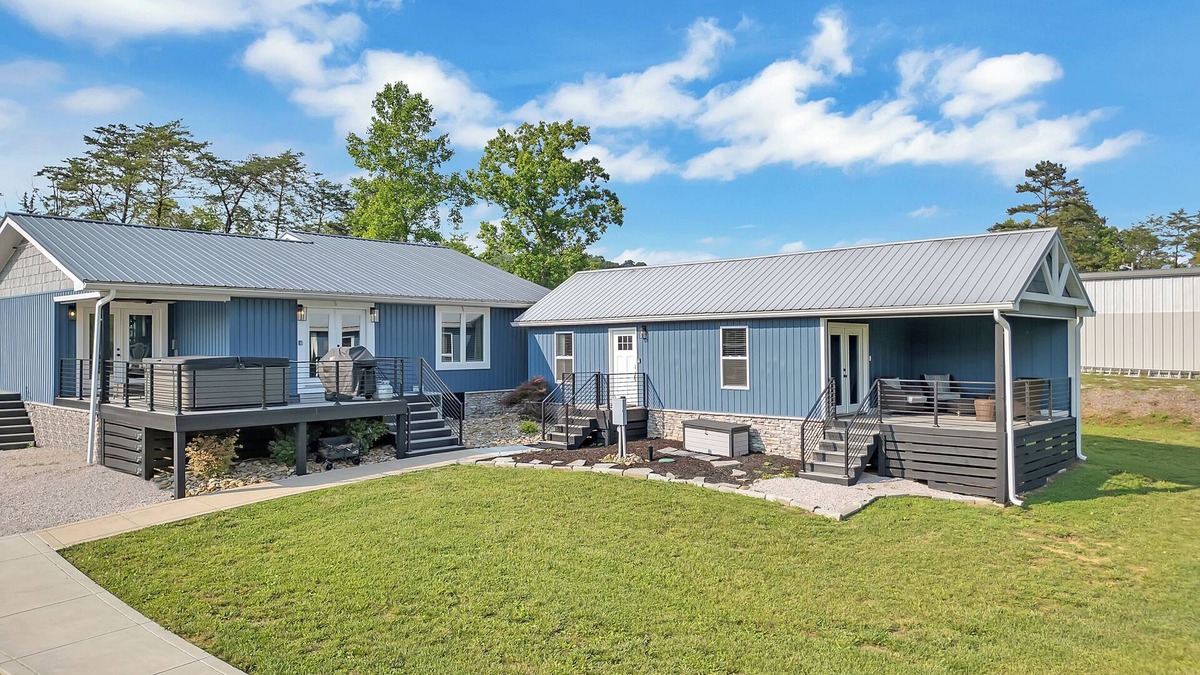 New Tazewell House | FLAT Lakefront Home at Summer Breeze w/Private Dock & Kayaks & Paddle Boards