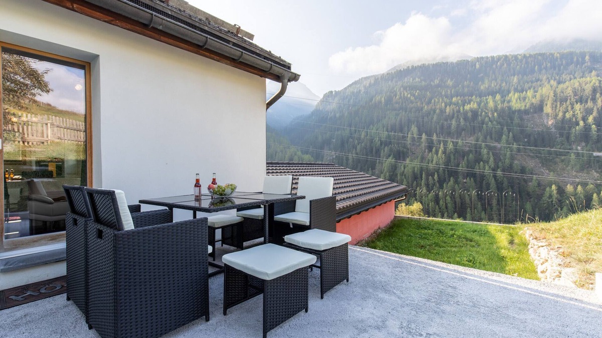 Ardez Apartment | Flat on the upper floor of Muglin: a cottage feeling and modernity in the 4.5-room maisonette flat