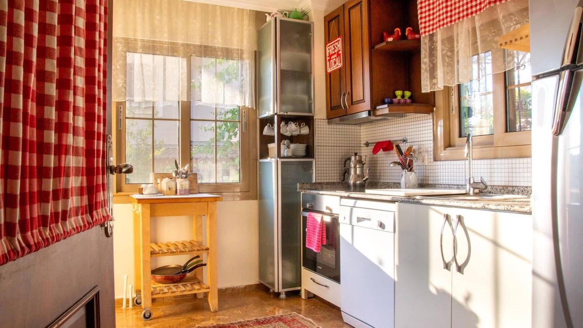 Cesme Apartment | Flat w Balcony and Shared Garden 5 min to Beach