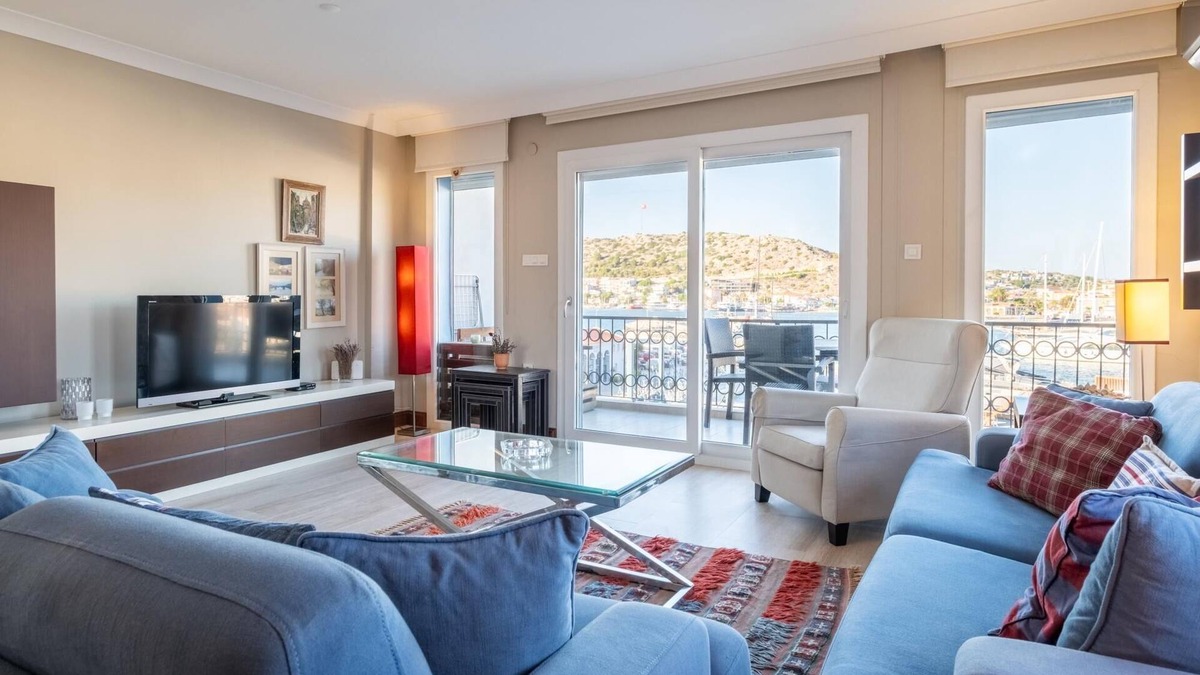 Cesme Apartment | Flat w Sea View, Balcony 3 min to Cesme Marina