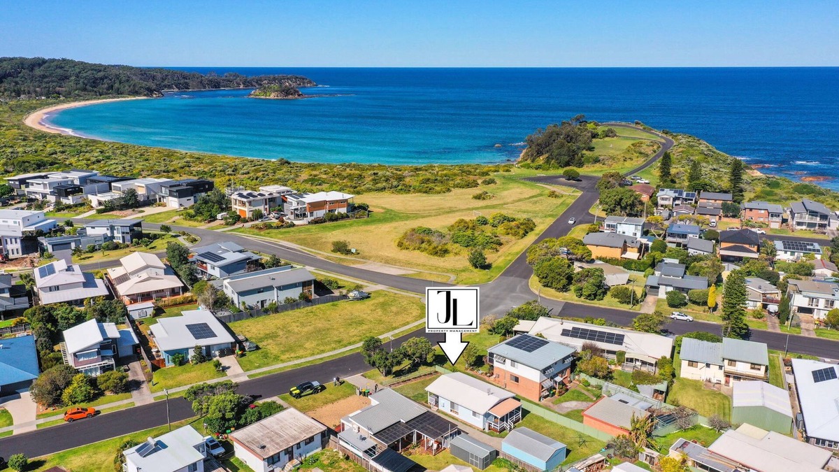 Tomakin House | Flat Walk to Barlings Beach, WiFi | Pat’s Place