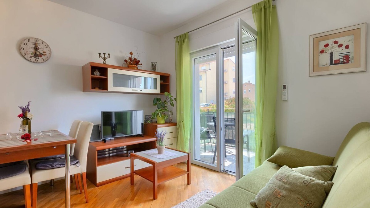 Valdebek Apartment | Flat with WLAN, air conditioning, balcony