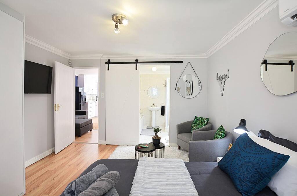 Parklands Apartment | Flatlet 2.1km from Iconic Blaauwberg Beach