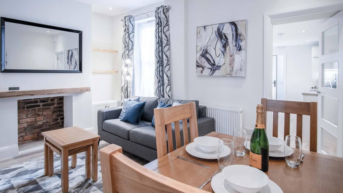 Castle House | Fleet Street - 2 Bedroom Holiday Home - Swansea