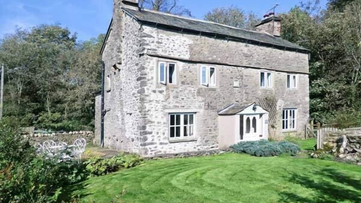 Carnforth Cottage | FLESHBECK COTTAGE, family friendly, with open fire in Kirkby Lonsdale