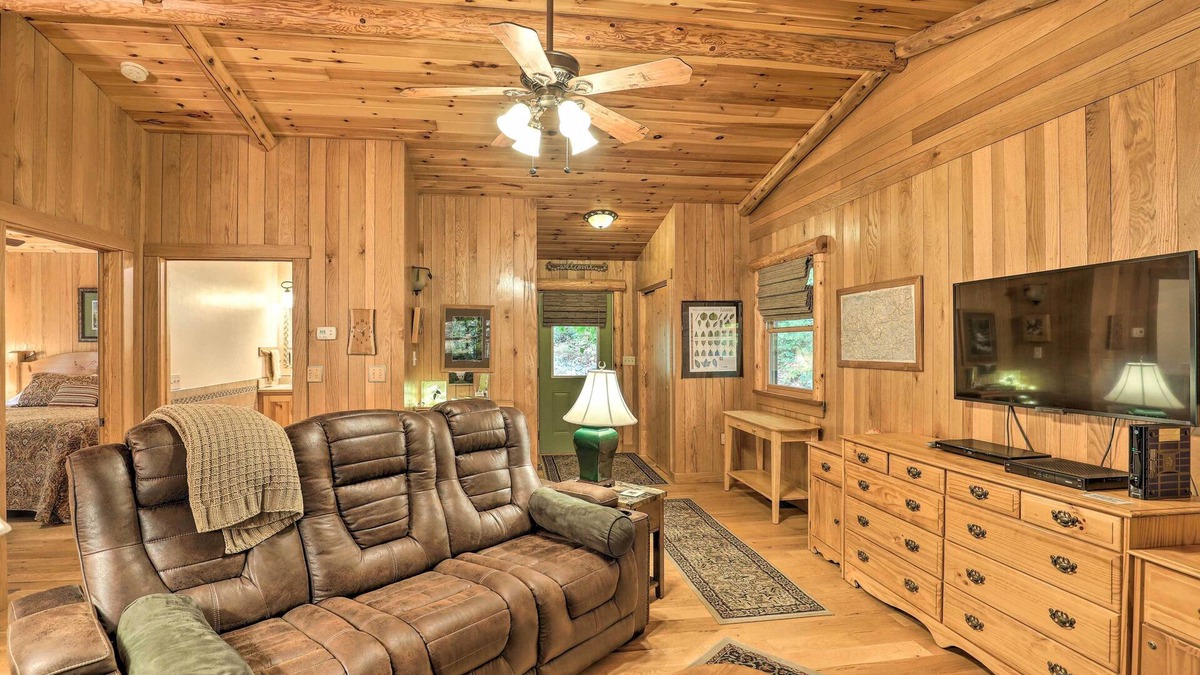 Skyland Cabin | Fletcher Cabin: Wraparound Deck & Pond Access