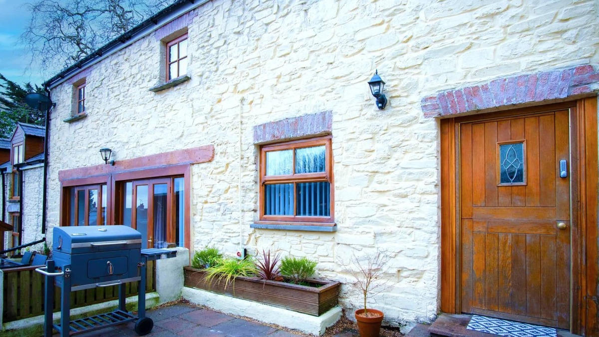 Llanddowror Cottage | Fletcher Coach House - 3 Bedroom Cottage - Pendine
