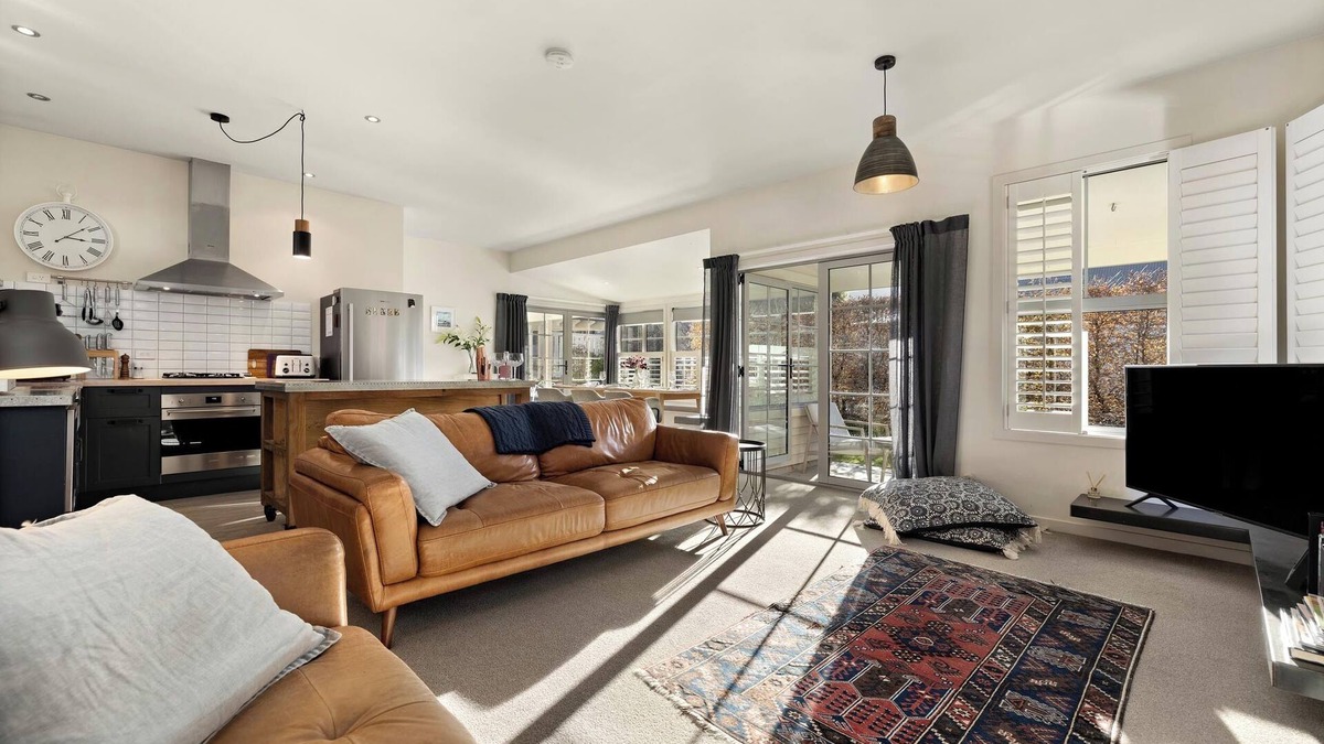 Arrowtown House | Fletcher Cottage - Modern Arrowtown cottage with Hot-tub!