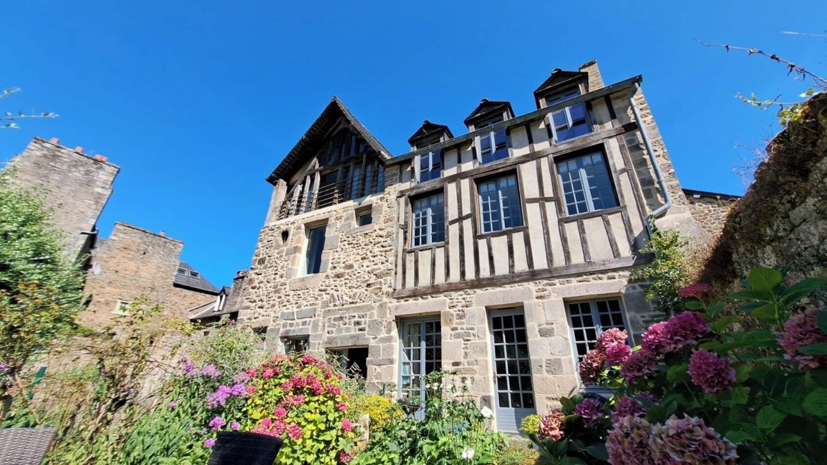 Lanvallay Apartment | Fleur de Lys (2 Bedrooms, Sleeps 4)