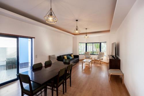 Charneca de Caparica e Sobreda House | FLH Caparica Town House with Pool