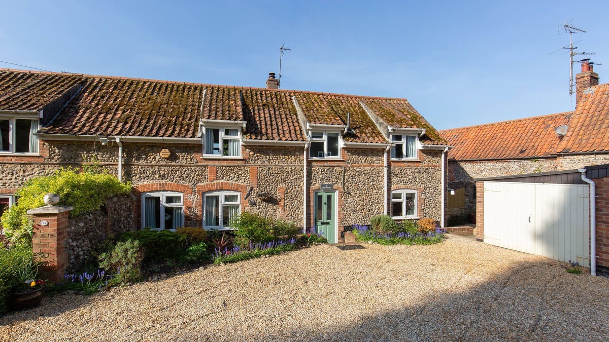 Stiffkey Cottage | Flint Cottage - a self catering cottage that sleeps 4 adults and 2 children (under 13) in 3 bedroo