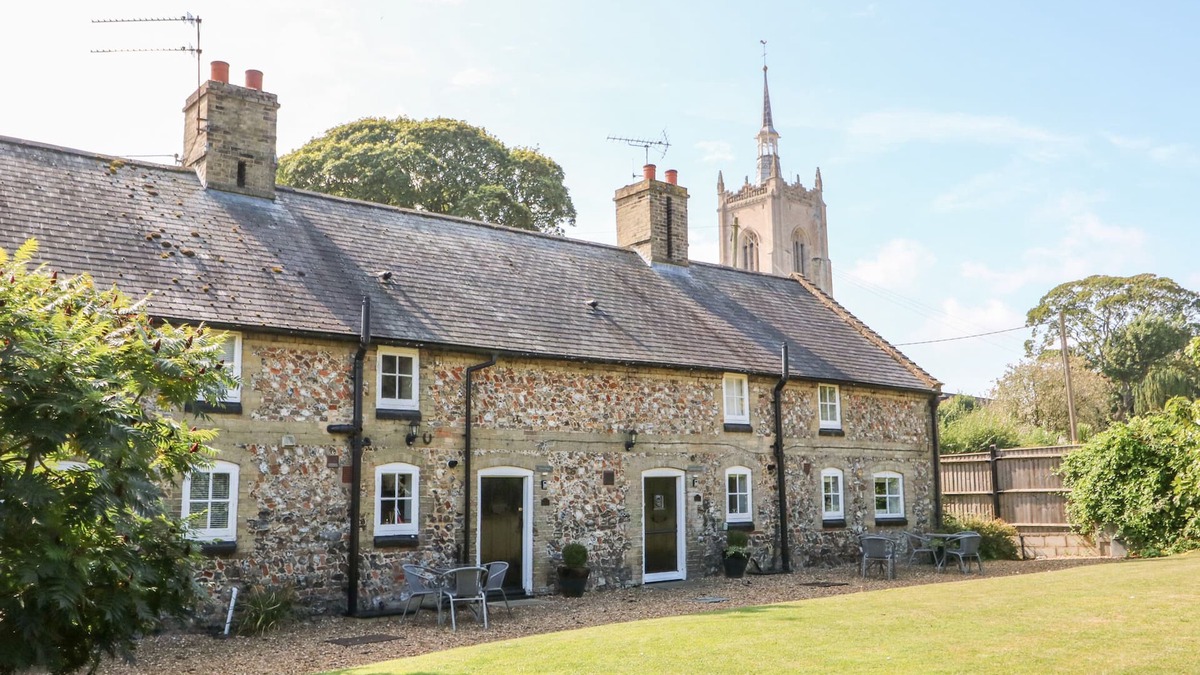Swaffham Cottage | FLINT COTTAGE, pet friendly, character holiday cottage in Swaffham