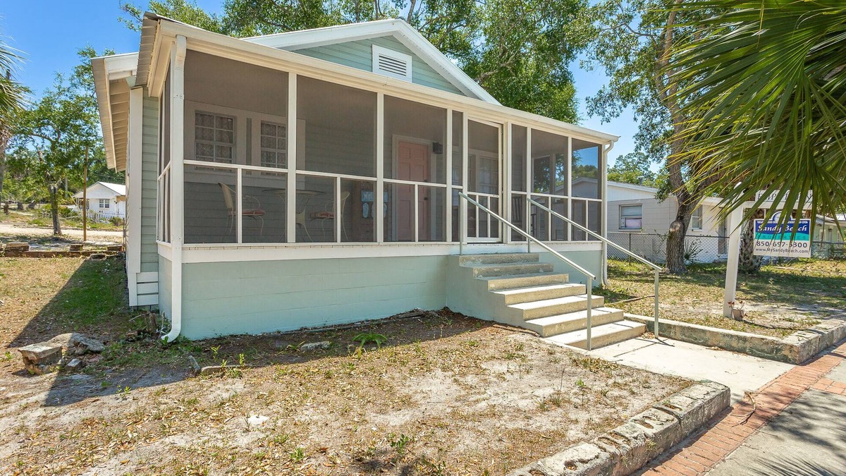 Carrabelle House | Flip Flop' N 2BR/2BA Home- Down Town Carrabelle
