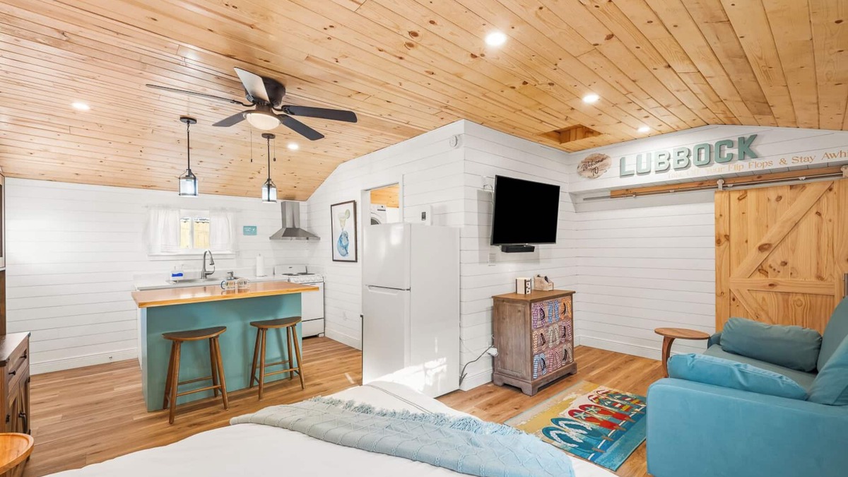 Heart of Lubbock Apartment | Flip Flop Stop ~ Beach Themed Studio In Tech Terrace ~ Walk to Campus!