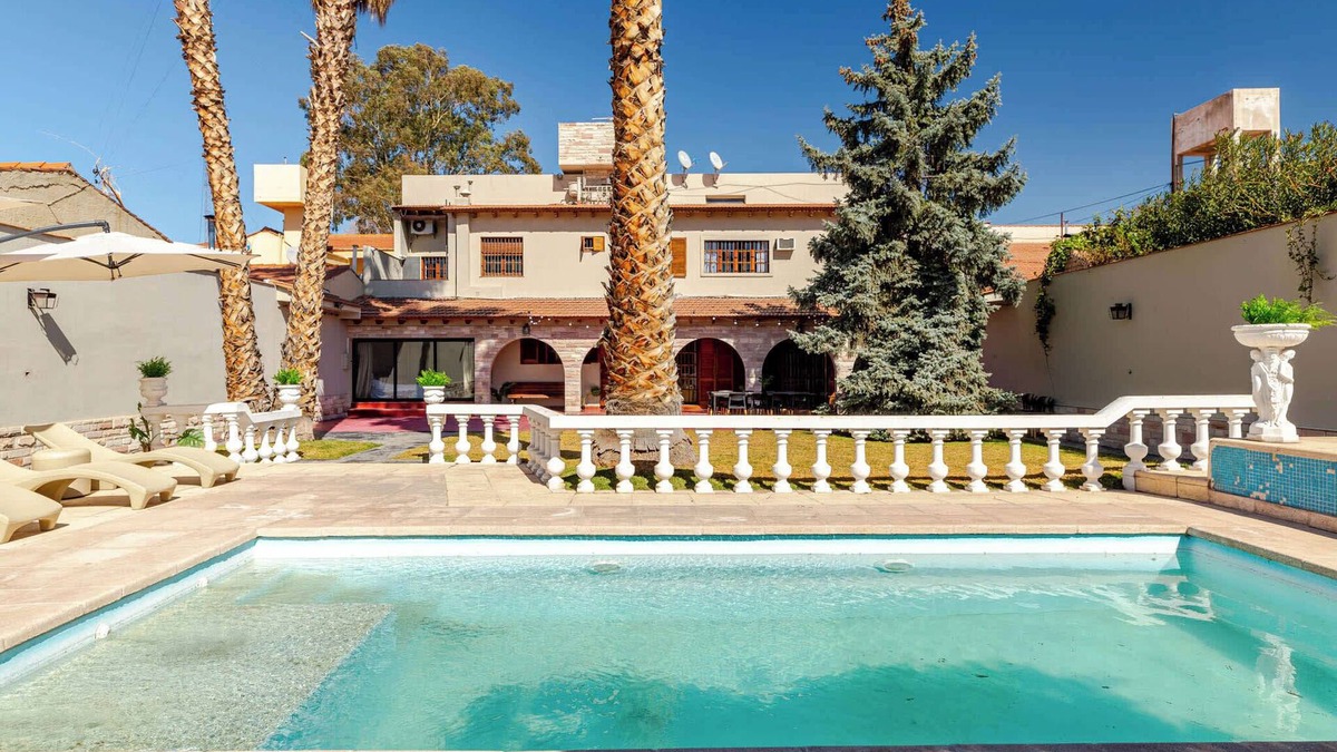 Godoy Cruz House | Fliphaus + Wine Country - 9 Bd 22 pax Pool Jacuzzi