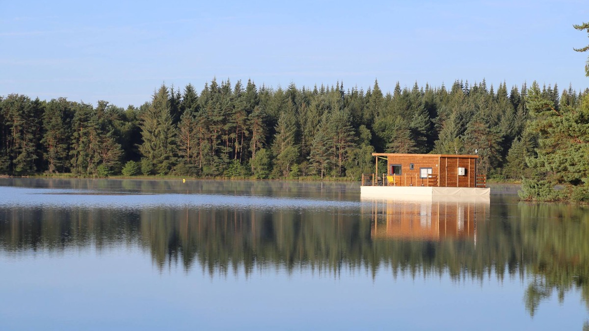 Saint-Martial de Gimel Boat Rental | Floating house 54m² on a pond of 32 hectares in Corrèze-Dordogne Valley