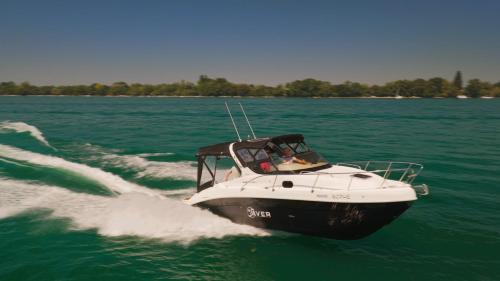 Friedrichshafen Boat Rental | Floating Home - Übernachten auf einer Motoryacht im Hafen