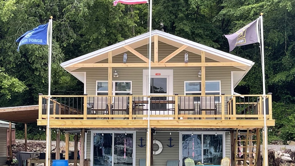 Parsons Apartment | Floating House on Tennessee River