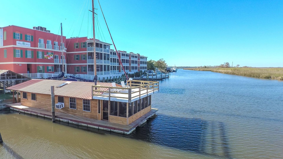 Apalachicola Boat Rental | Floating Houseboat - A Fisherman's Retreat!