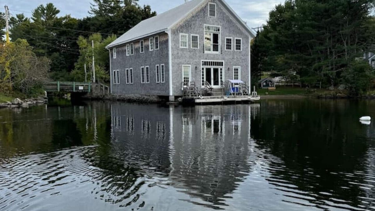 Newcastle Apartment | Floating on Damariscotta Lake