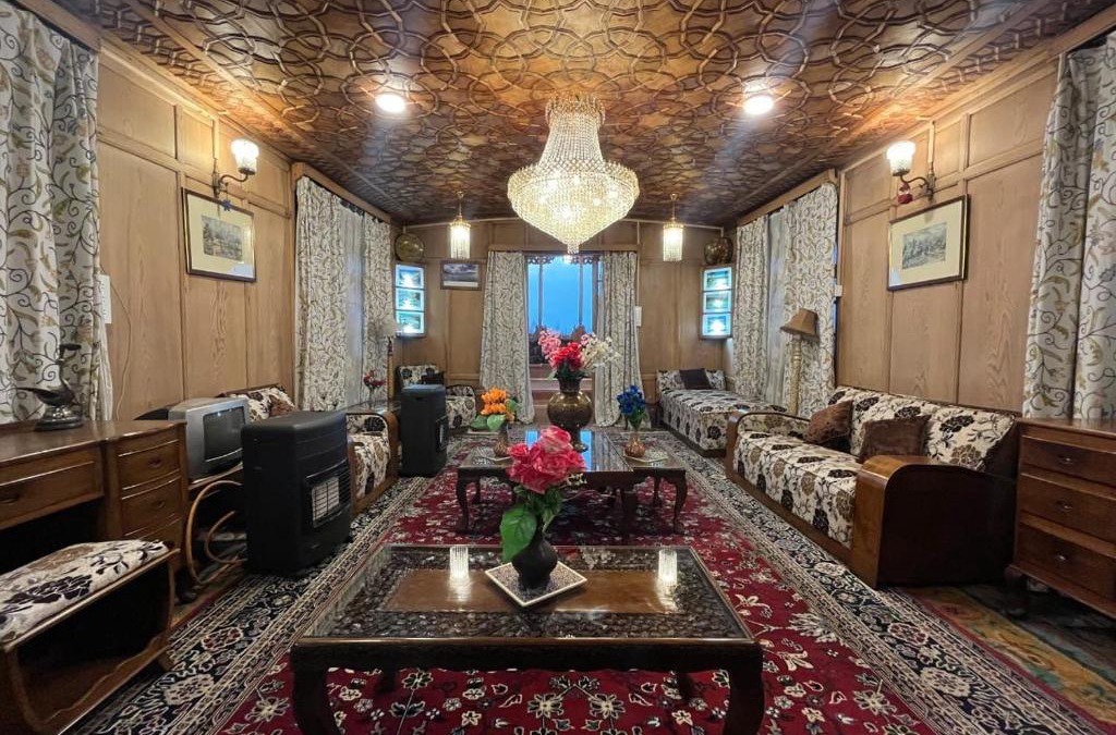 Dal Lake Boat Rental | Floating Shanghai group of houseboats