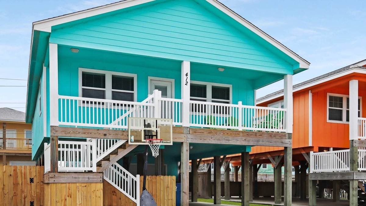 Port Aransas House | Flock On-Pet friendly beach house close to the beach, golf cart zone