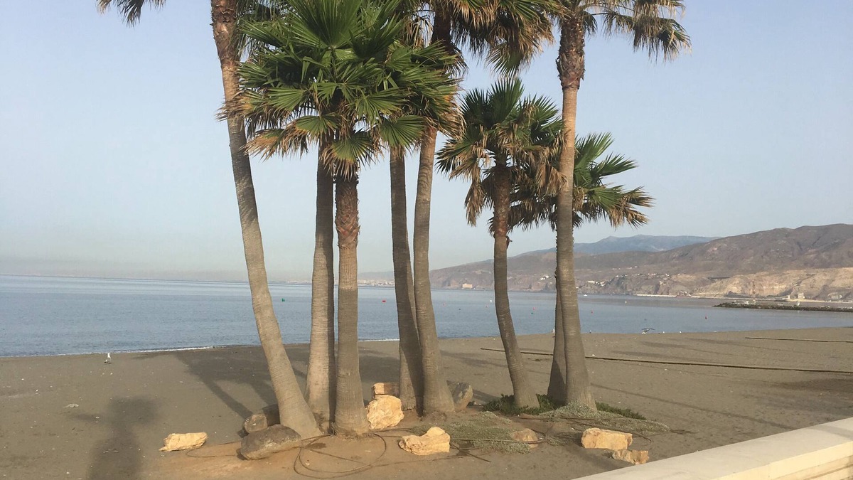 Almeria Condo | Floor 5 minutes beach with AA. DC. and WIFI LF3