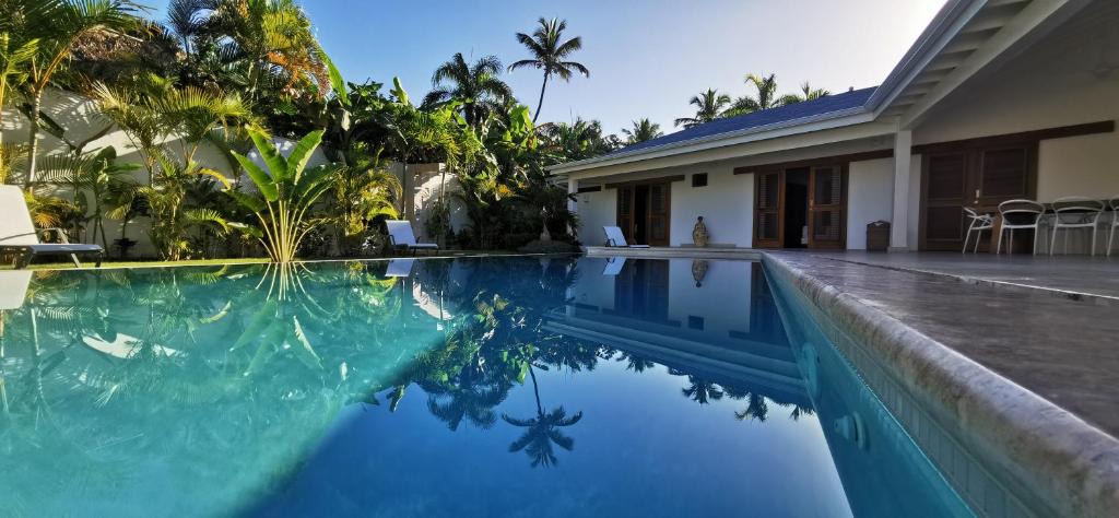 Las Terrenas Villa | Flor de Coco, Villa neuve, 5 chambres, 5 salles de bains et grande piscine à 250 mètres de la plage