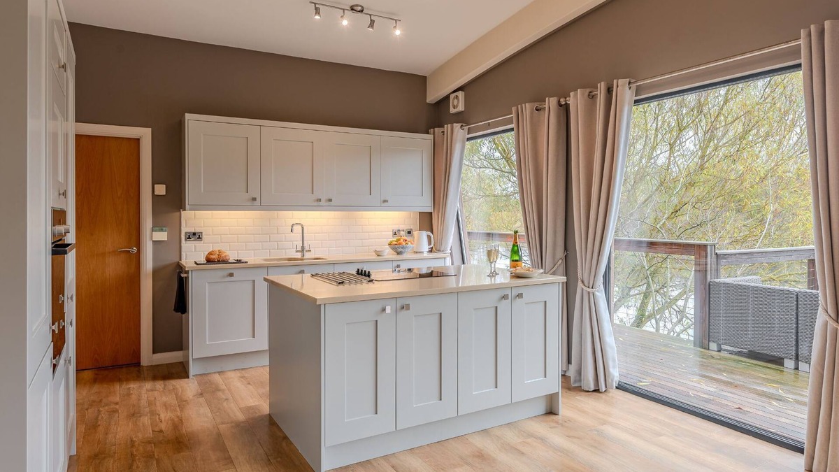 Richmond Cottage | Flora - a lodge that sleeps 6 guests in 3 bedrooms
