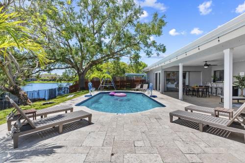 Plantation House | Florida Dream Home: Pool Lakeview Game Room ~