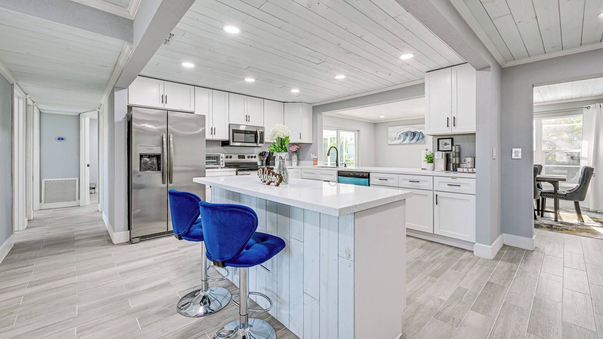 Oakland Hills Cottage | Florida Gulf Coast Getaway: Pool + Screened Lanai!