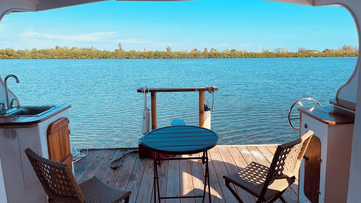 Key West Boat Rental | Florida Keys Living: Your Charming Houseboat Getaway in the Florida Keys!
