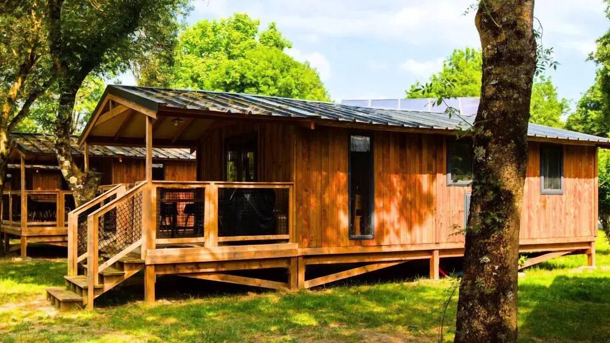 Saumur House | Flower Camping L'Ile d'Offard * - Premium VIP Lodge 45m2 (2 bedrooms) including terrace of 11m2 + TV + Sheets + Towels 5 persons