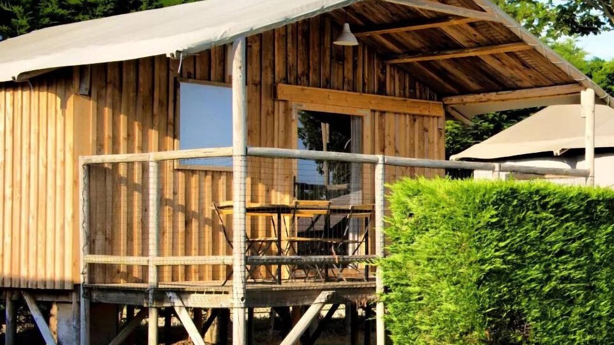 Treignac House | Flower Camping La Plage * - Cabane Lodge Bois sur Pilotis Standard 34m2 (2 bedrooms) including covered terrace 11m2 4 people