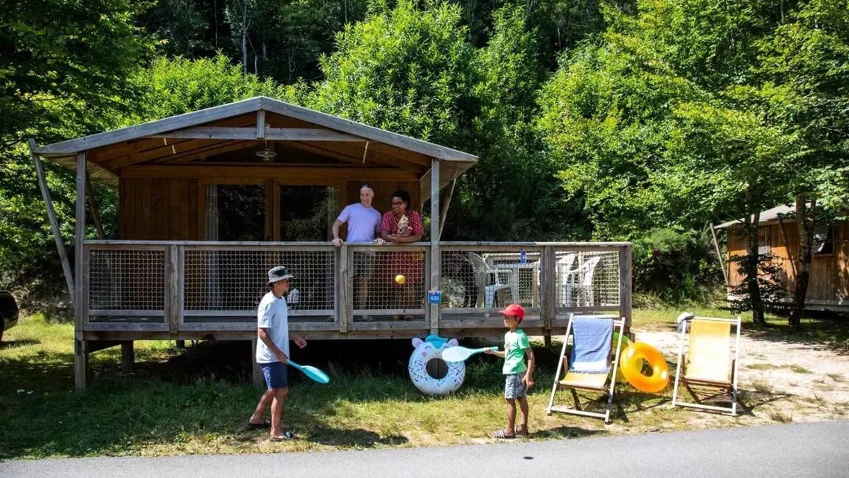 Treignac House | Flower Camping La Plage * - Sweetflower Premium 43m2 (2 bedrooms) + TV + sheets + towels + semi-covered terrace of 11m2 5 persons