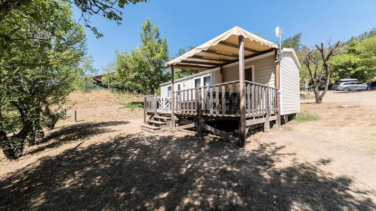 Clamensane House | Flower Camping Le Clot du Jay * - Mobile home Comfort 26m2 2 bedrooms + semi-covered terrace 4 people