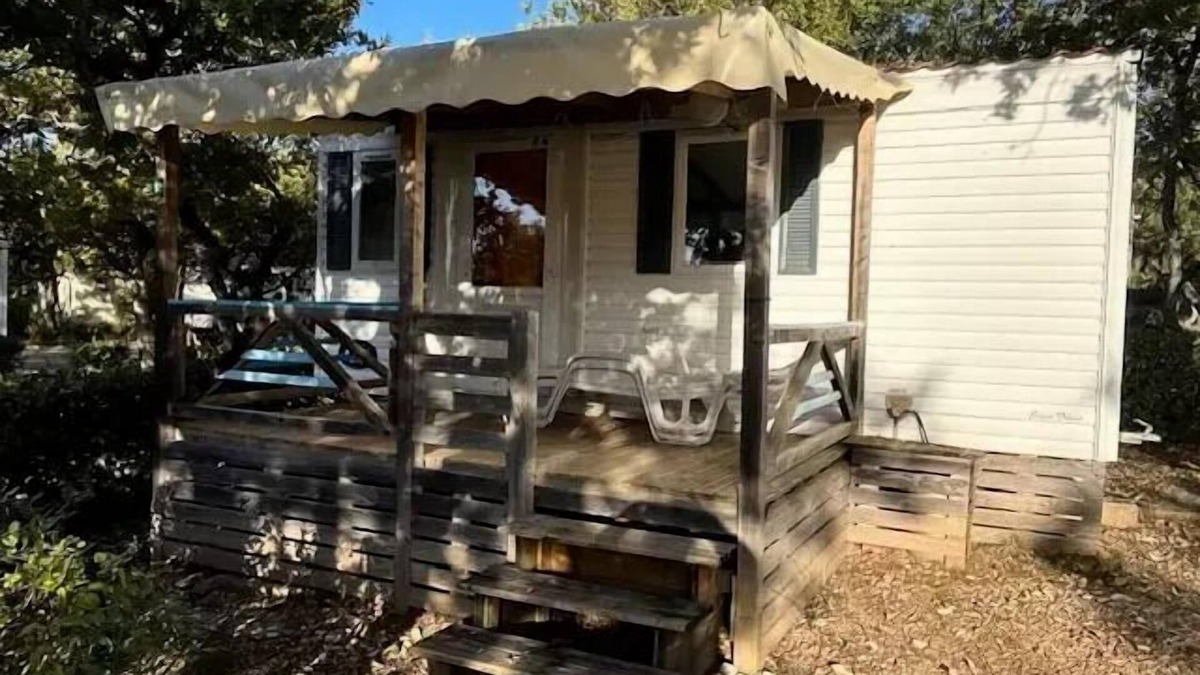 Banon House | Flower Camping le Epi Bleu * - Mobile home Standard 21m2 (2 bedrooms) + covered terrace 8m2 4 people
