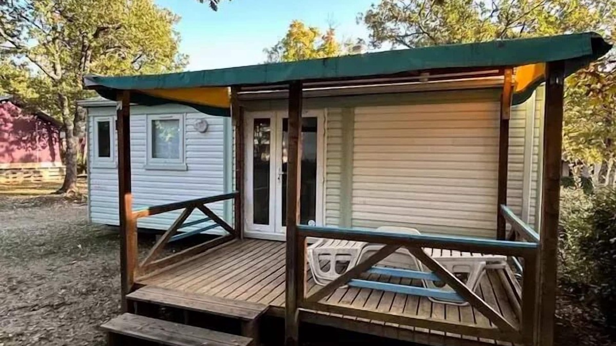 Banon House | Flower Camping le Epi Bleu * - Mobile home Standard 26m2 (2 bedrooms) + covered terrace 8m2 4 people
