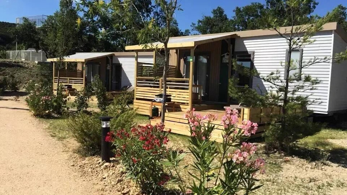 Banon House | Flower Camping le Epi Bleu * - Home Flower Premium 26.5m2 (2 bedrooms, 4 adults max + 1 small child) covered terrace 16m2 4 to 5 people - 4 pers. Included