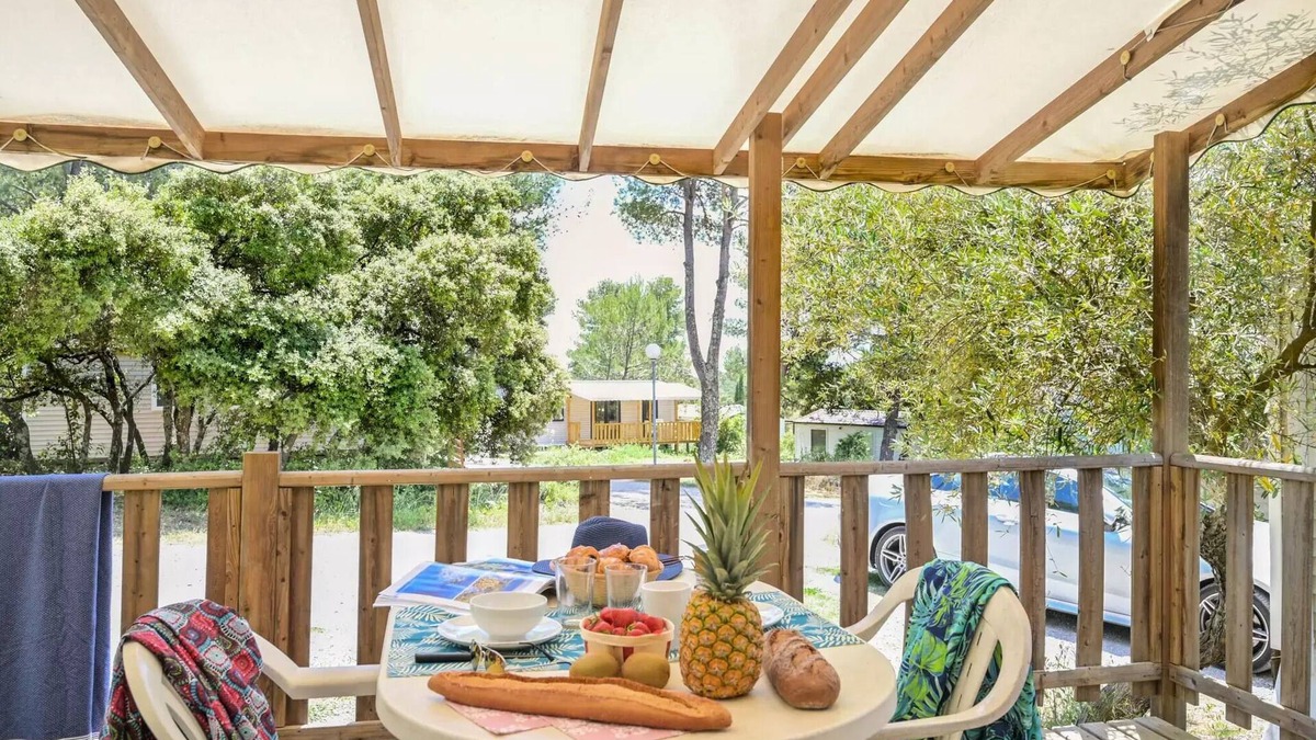 Castries House | Flower Camping le FONDESPIERRE * - Mobile-home Standard - 23m2 (1 bedroom - air conditioning - TV) 2 persons